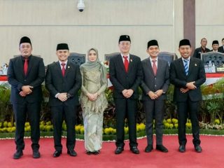 Khalil Prasetyo dan istri bersama dengan Wakil Walikota Medan, Aulia Rachman serta pimpinan DPRD Medan berfoto bersama usai pelantikan di Ruang Sidang Paripurna DPRD Medan, Selasa (14/2/2023). Foto:Dinas Kominfo Kota Medan