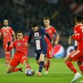 Lionel Messi dihadang pemain B Muenchen saat kedua tim bertemu di leg pertama babak 16 besar Liga Champions di markasnya PSG, Rabu (15/2/2023). PSG kalah 0-1 dalam lag tersebut lewat gol K Coman. Foto:Reuters