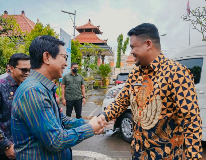 Walikota Medan, Bobby Nasution saat tiba di Desa Kutuh, Bali, Selasa (14/2/2023). Foto:Dinas Kominfo Medan