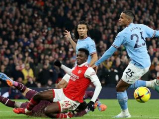 Pemain Arsenal dan Man City saling berebut bola ketika keduanya bertemu dalam lanjutan Liga Inggris di Stadion Emirates, Kamis (16/2/2023). Dalam laga itu Arsenal menyerah 1-3. Foto:Reuters