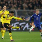 Pemain B Dortmund melepaskan tembakan ke arah gawang Chelsea ketika kedua tim bertemu di babak 16 besar Liga Champions di Signal Iduna Park, Kamis (16/2/2023). Dortmund menang 1-0 dalam laga tersebut. Foto: Reuters