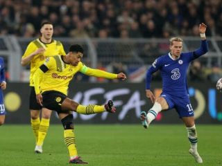 Pemain B Dortmund melepaskan tembakan ke arah gawang Chelsea ketika kedua tim bertemu di babak 16 besar Liga Champions di Signal Iduna Park, Kamis (16/2/2023). Dortmund menang 1-0 dalam laga tersebut. Foto: Reuters