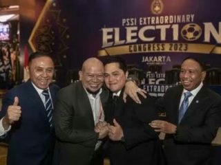 Menteri BUMN, Erick Thohir terpilih sebagai Ketua Umum PSSI periode 2023 -2027 setelah mengalahkan tiga kandidat lainnya dalam KLB PSSI yang berlangsung di Hotel Shangri-la, Kamis (16/2/2023).