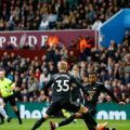 Pemain Aston Villa, P Countinho melepaskan tembakan ke arah gawang Arsenal dalam lanjutan Liga Inggris di Villa Park Stadium, Sabtu (18/2/2023). Dalam laga itu Aston Villa kalah 2-4. Foto:Reuters