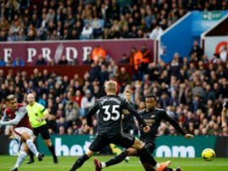 Pemain Aston Villa, P Countinho melepaskan tembakan ke arah gawang Arsenal dalam lanjutan Liga Inggris di Villa Park Stadium, Sabtu (18/2/2023). Dalam laga itu Aston Villa kalah 2-4. Foto:Reuters