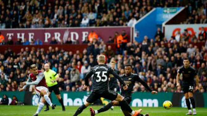 Pemain Aston Villa, P Countinho melepaskan tembakan ke arah gawang Arsenal dalam lanjutan Liga Inggris di Villa Park Stadium, Sabtu (18/2/2023). Dalam laga itu Aston Villa kalah 2-4. Foto:Reuters