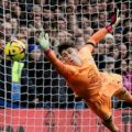Penjaga gawang Chelsea, Kepa tidak mampu menepis tendangan bebas pemain Southampton, J Prowse di Stadion Stamford Bridge, Sabtu (18/2/2023). Chelsea menyerah 0-1. Foto: Reuters