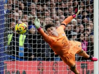 Penjaga gawang Chelsea, Kepa tidak mampu menepis tendangan bebas pemain Southampton, J Prowse di Stadion Stamford Bridge, Sabtu (18/2/2023). Chelsea menyerah 0-1. Foto: Reuters