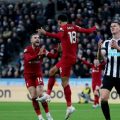 Penyerang Liverpool, C Gakpo merayakan golnya ke gawang Newcastle United di Stadion St James Park, Minggu (19/2/2023). Dalam laga itu The Reds menang 2-0. Foto:Reuters