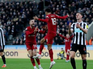Penyerang Liverpool, C Gakpo merayakan golnya ke gawang Newcastle United di Stadion St James Park, Minggu (19/2/2023). Dalam laga itu The Reds menang 2-0. Foto:Reuters