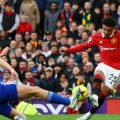 Penyerang MU, J Sancho ketika melepaskan tembakan ke arah gawang Leicester di Stadion Old Trafford, Minggu(19/2/2023). Sancho mencetak satu gol dari tiga gol kemenangan MU dalam laga itu. Foto:reuters