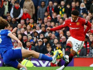 Penyerang MU, J Sancho ketika melepaskan tembakan ke arah gawang Leicester di Stadion Old Trafford, Minggu(19/2/2023). Sancho mencetak satu gol dari tiga gol kemenangan MU dalam laga itu. Foto:reuters