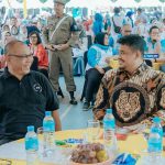 Walikota Medan, Bobby Nasution berbincang dengan Walikota Medan ke-17, Akhyar Nasution di sela sela acara reuni akbar alumni SMA Negeri 3 Medan, Minggu (19/2/2023)
