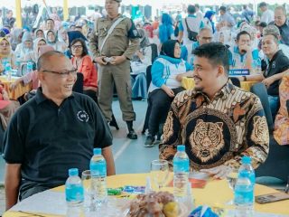 Walikota Medan, Bobby Nasution berbincang dengan Walikota Medan ke-17, Akhyar Nasution di sela sela acara reuni akbar alumni SMA Negeri 3 Medan, Minggu (19/2/2023)