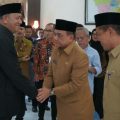 Plt Bupati Langkat, Syah Afandin menyalami para pejabat yang dilantik. Foto: Dinas Kominfo Langkat
