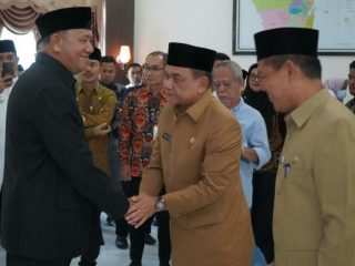 Plt Bupati Langkat, Syah Afandin menyalami para pejabat yang dilantik. Foto: Dinas Kominfo Langkat