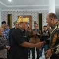 Plt Bupati Langkat, Syah Afandin (kanan) saat menyambut Anggota Komisi VIII DPR di Kantor Bupati Langkat, Jumat 17/2/2023).foto:Dinas Kominfo Langkat