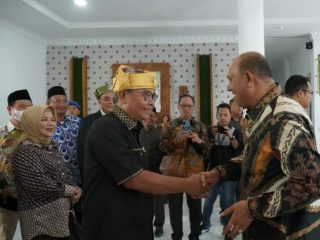 Plt Bupati Langkat, Syah Afandin (kanan) saat menyambut Anggota Komisi VIII DPR di Kantor Bupati Langkat, Jumat 17/2/2023).foto:Dinas Kominfo Langkat