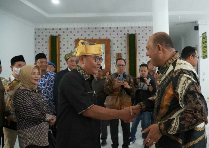Plt Bupati Langkat, Syah Afandin (kanan) saat menyambut Anggota Komisi VIII DPR di Kantor Bupati Langkat, Jumat 17/2/2023).foto:Dinas Kominfo Langkat