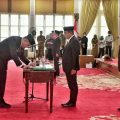 Gubsu Edy Rahmayadi menyaksikan Ahmad Rasyid Ritong menandatangani berita acara pelantikan dirinya sebagai Kepala Biro Adpim, Senin (20/2/2023).