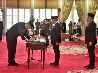 Gubsu Edy Rahmayadi menyaksikan Ahmad Rasyid Ritong menandatangani berita acara pelantikan dirinya sebagai Kepala Biro Adpim, Senin (20/2/2023).