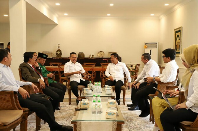 Wakil Gubernur (Wagub) Sumatera Utara (Sumut) Musa Rajekshah menerima Panitia Rapat Kerja Nasional (Rakernas) Lembaga Pendidikan Tinggi Pengurus Besar Nahdlatul Ulama (LPT-PBNU) di Rumah Dinas Jabatan Wagub, Jalan Teuku Daud, Senin (20/2). (DISKOMINFO SUMUT)