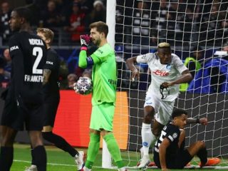 Penyerang Napoli, Osimhen merayakan golnya ke gawang Frankfurt dalam laga leg pertama babak 16 besar Liga Champions di Stadion Deutche Bank Park, Rabu (22/2/2023). Dalam laga itu Frankfurt kalah 0-2. Foto :Reuters