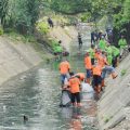 Para petugas kebersihan membersihkan sampah di Sungai Putih, Medan, Rabu (22/2/2023). Foto: Dinas Kominfo Kota Medan