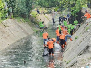 Para petugas kebersihan membersihkan sampah di Sungai Putih, Medan, Rabu (22/2/2023). Foto: Dinas Kominfo Kota Medan