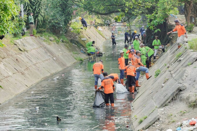 Para petugas kebersihan membersihkan sampah di Sungai Putih, Medan, Rabu (22/2/2023). Foto: Dinas Kominfo Kota Medan
