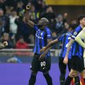 Penyerang Inter Milan, R Lukaku (90) merayakan golnya ke gawang Porto di leg pertama babak 16 besar Liga Champions di Stadion San Siro, Kamis (23/2/2023). Dalam laga itu Inter menang 1-0.foto:reuters