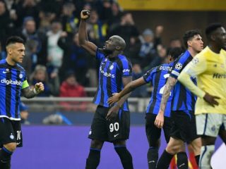 Penyerang Inter Milan, R Lukaku (90) merayakan golnya ke gawang Porto di leg pertama babak 16 besar Liga Champions di Stadion San Siro, Kamis (23/2/2023). Dalam laga itu Inter menang 1-0.foto:reuters