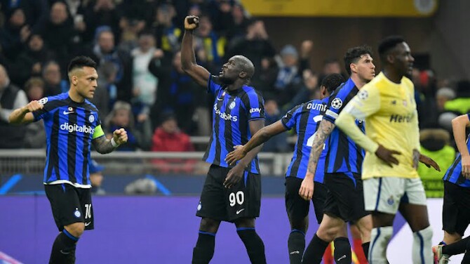 Penyerang Inter Milan, R Lukaku (90) merayakan golnya ke gawang Porto di leg pertama babak 16 besar Liga Champions di Stadion San Siro, Kamis (23/2/2023). Dalam laga itu Inter menang 1-0.foto:reuters