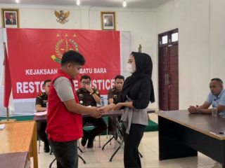 Kejaksaan Tinggi Sumatera Utara kembali menghentikan penuntutan perkara tindak pidana dengan pendekatan keadilan restoratif setelah sebelumnya diekspose secara daring dihadapan Jaksa Agung Muda Pidana Umum (JAM Pidum) Kejaksaan Agung RI Dr. Fadil Zumhana, Rabu (22/2/2023).