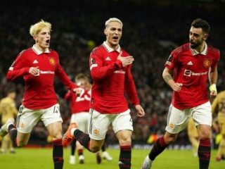 Penyerang MU, Anthony (tengah) merayakan golnya bersama rekan rekannya di Stadion Old Trafford. MU menang 2-1 dalam laga itu. Foto;google