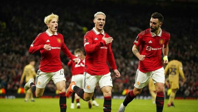 Penyerang MU, Anthony (tengah) merayakan golnya bersama rekan rekannya di Stadion Old Trafford. MU menang 2-1 dalam laga itu. Foto;google