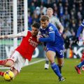 Salah satu pemain Arsenal sedang dihalangi pemain Leicester dalam perebutan bola di Stadium King Power. Arsenal menang 1-0 dalam laga itu. Foto:Reuters