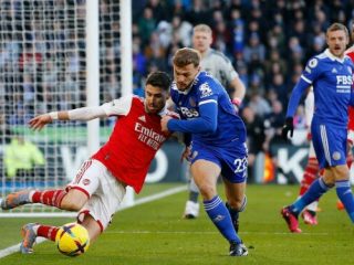 Salah satu pemain Arsenal sedang dihalangi pemain Leicester dalam perebutan bola di Stadium King Power. Arsenal menang 1-0 dalam laga itu. Foto:Reuters