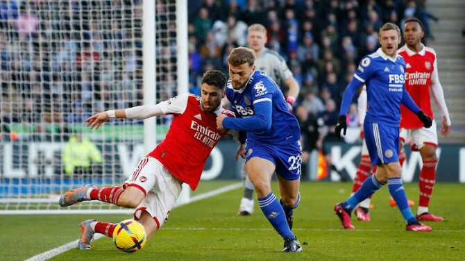 Salah satu pemain Arsenal sedang dihalangi pemain Leicester dalam perebutan bola di Stadium King Power. Arsenal menang 1-0 dalam laga itu. Foto:Reuters