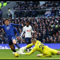 Penjaga gawang Tottenham mengamankan gawangnya dari serangan pemain Chelsea ketika kedua tim bertemu di Stadion Tottenham Hotspurs dalam lanjutan Liga Inggris, Minggu (26/2/2023). Dalam laga itu Chelsea kalah 0-2. Foto:Reuters