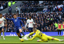 Penjaga gawang Tottenham mengamankan gawangnya dari serangan pemain Chelsea ketika kedua tim bertemu di Stadion Tottenham Hotspurs dalam lanjutan Liga Inggris, Minggu (26/2/2023). Dalam laga itu Chelsea kalah 0-2. Foto:Reuters