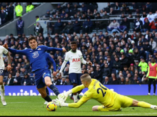 Penjaga gawang Tottenham mengamankan gawangnya dari serangan pemain Chelsea ketika kedua tim bertemu di Stadion Tottenham Hotspurs dalam lanjutan Liga Inggris, Minggu (26/2/2023). Dalam laga itu Chelsea kalah 0-2. Foto:Reuters