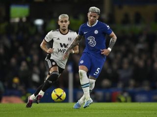 Enzo Fernandez dibayangi pemain Fulham. Debut mengilap Enzo Fernandez belum mampu mambawa Chelsea meraup tiga poin setelah diredam Fulham 0-0 di Stamford Bridge, Sabtu (4/2/2023) dinihari tadi.(kaldera/int)
