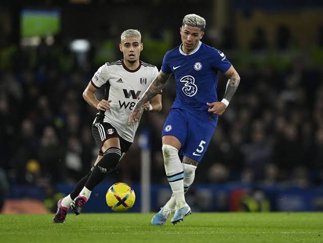Enzo Fernandez dibayangi pemain Fulham. Debut mengilap Enzo Fernandez belum mampu mambawa Chelsea meraup tiga poin setelah diredam Fulham 0-0 di Stamford Bridge, Sabtu (4/2/2023) dinihari tadi.(kaldera/int)