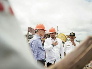 Walikota Medan, Bobby Nasution saat meninjau TPA Terjun bersama Dibes Belanda beberapa waktu lalu. Foto:Dinas Kominfo Medan