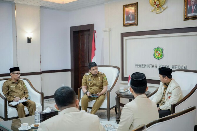 Walikota Medan, Bobby Nasution saat menerima kunjungan Pengurus Pemuda Muhammadiyah Kota Medan di Balai Kota Medan, Selasa (28/2/2023) sore. Foto:Dinas Kominfo Kota Medan