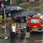 Walikota Medan, Bobby Nasution menasehati supir angkot yang menerobos lampu lalu lintas di Jalan Djamin Ginting simpang Jalan Dr Mansyur, Rabu (1/3/2023). Foto: Dinas Kominfo Kota Medan
