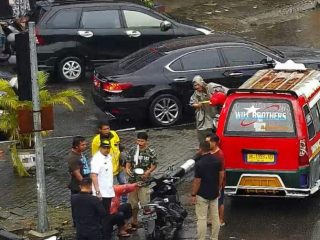 Walikota Medan, Bobby Nasution menasehati supir angkot yang menerobos lampu lalu lintas di Jalan Djamin Ginting simpang Jalan Dr Mansyur, Rabu (1/3/2023). Foto: Dinas Kominfo Kota Medan