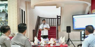 Walikota Medan, Bobby Nasution di sela sela penyerahan aplikasi LEV ke Poldasu di Kantor Walikota Medan, Rabu (1/3/2023). Foto: Dinas Kominfo Kota Medan