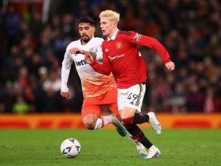 Pemain MU, Garnacho sedang menggiring bola dibayangi pemain West Ham, Benrahma saat kedua tim bertemu di laga 16 Besar Piala FA di Stadion Old Trafford, Kamis (1/3/2023). Dalam laga itu MU menang 3-1 dan melaju ke babak 8 besar. Foto:google